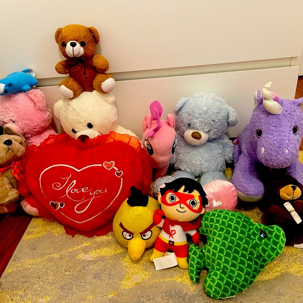 Sell plush toys, garten of banban, squshmallow , Ricky Murphy, .. no pets.